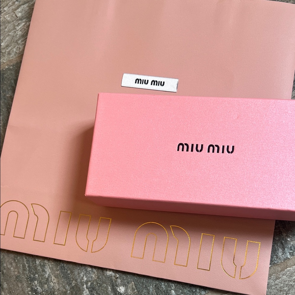 Miu Miu Pink Gift Bag and Box Set - Picture 2 of 5